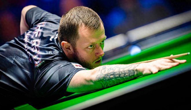 火勇搞笑一幕曝光！范弗利特被裁判“追尾”一脸嫌弃 对其比出技犯手势