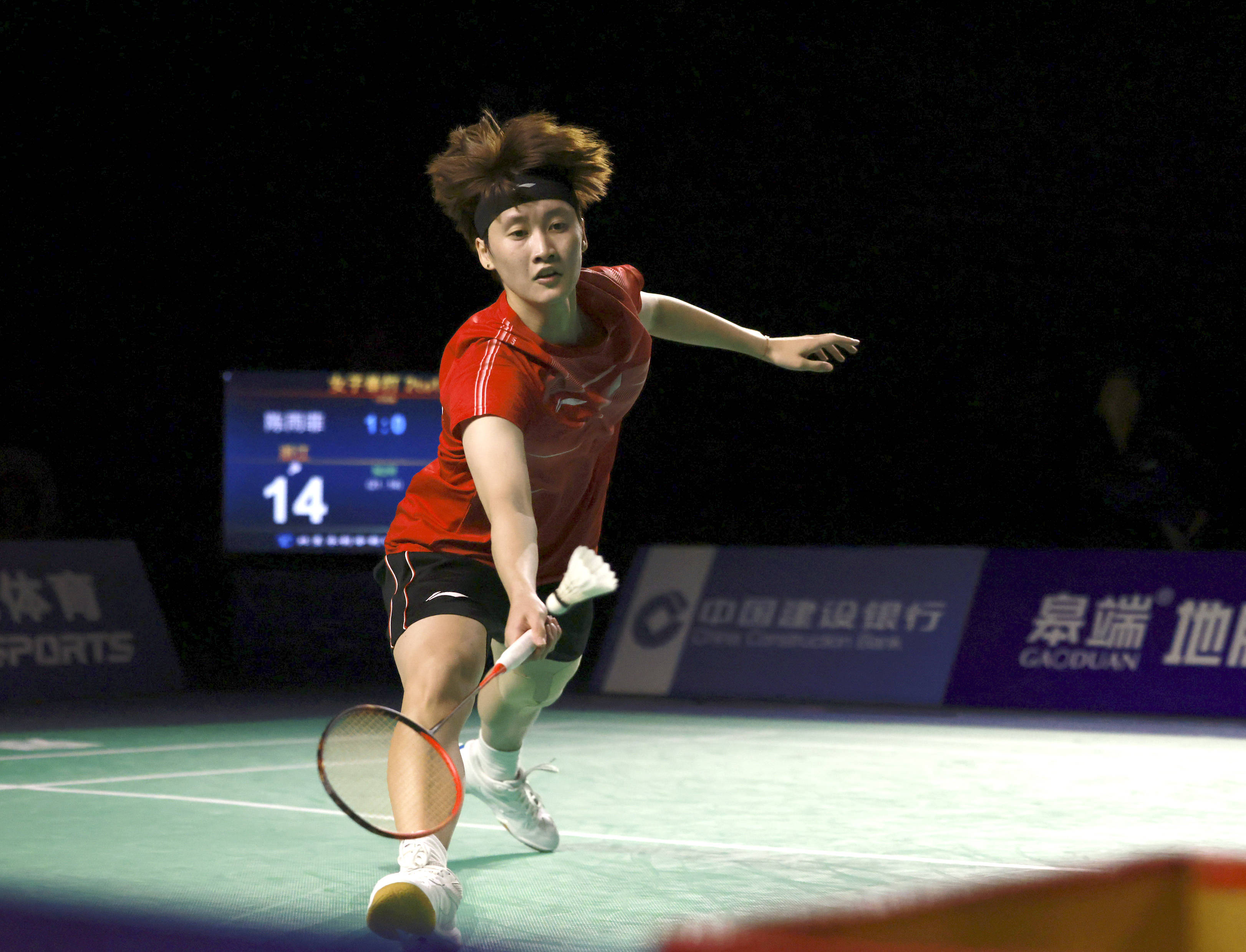 火勇搞笑一幕曝光！范弗利特被裁判“追尾”一脸嫌弃 对其比出技犯手势